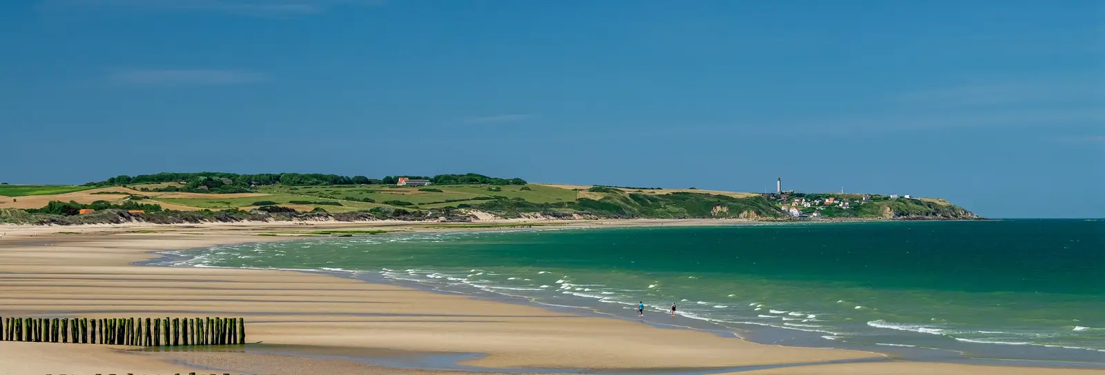 La plage de Wissant et ses bouchots, face au cap Gris-Nez