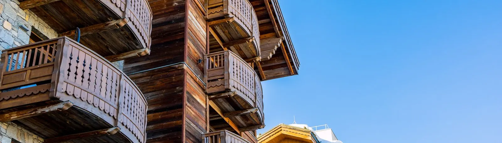 Les balcons de bois sculpté d'un chalet de Courchevel 1850