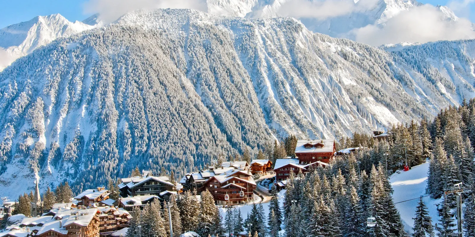 Les chalets de Courchevel 1850 sous la neige, face aux sommets