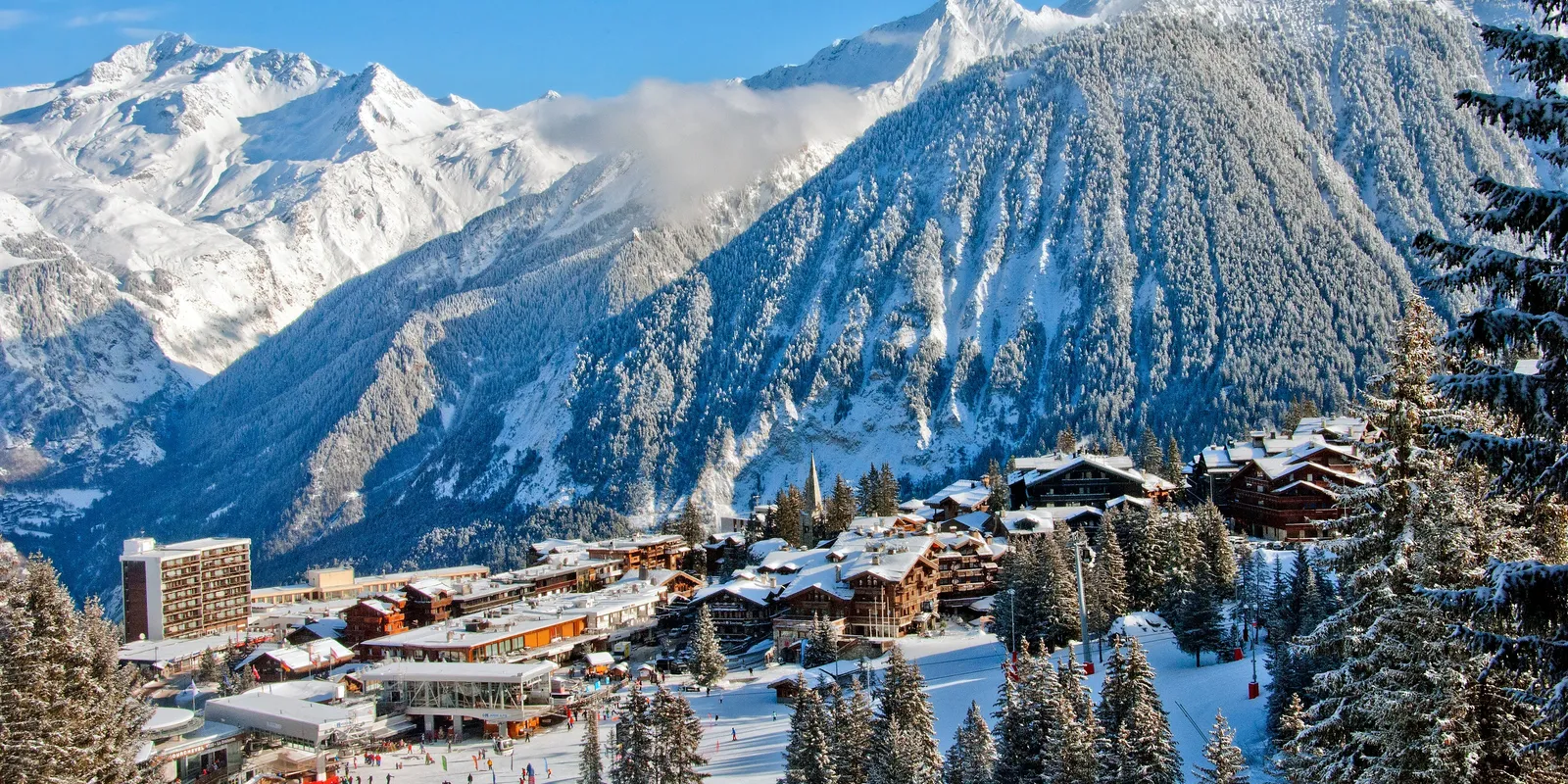 Le front de neige de Courchevel 1850 et ses pistes, au pied des chalets