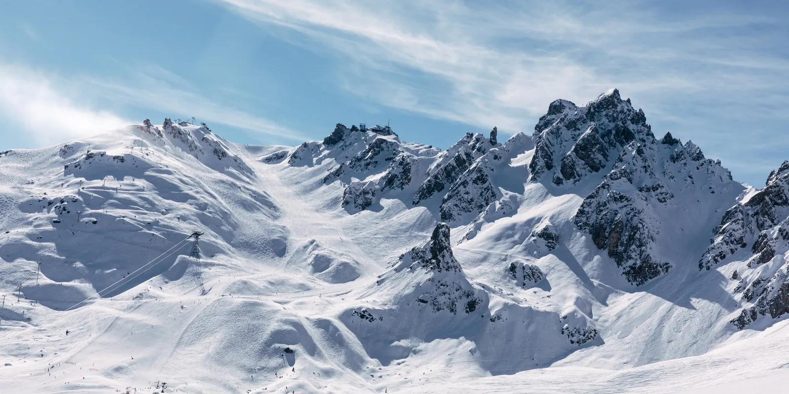 Les pistes et les sommets enneigés du domaine