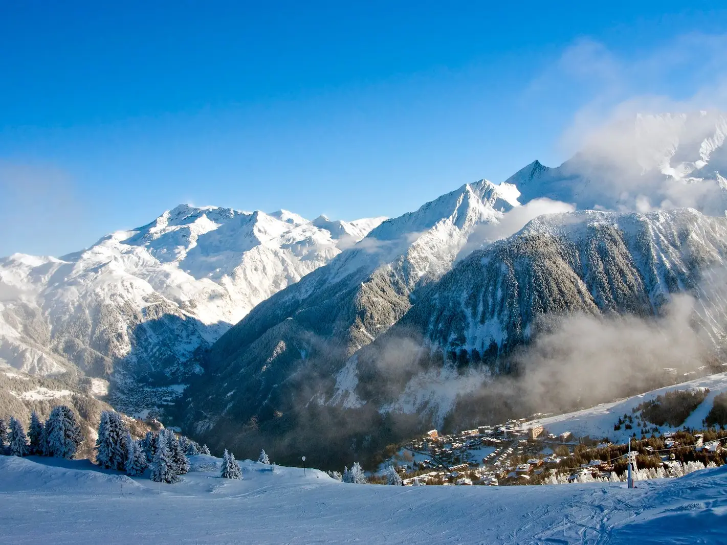 O vale e a aldeia de Courchevel vistos das pistas