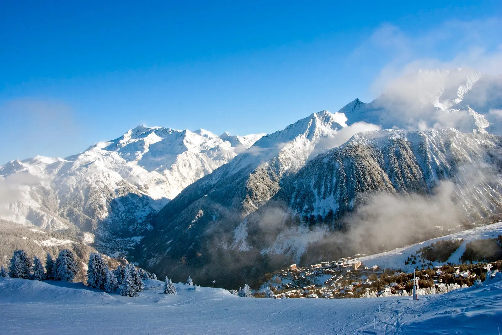 La vallée et le village de Courchevel vus des pistes