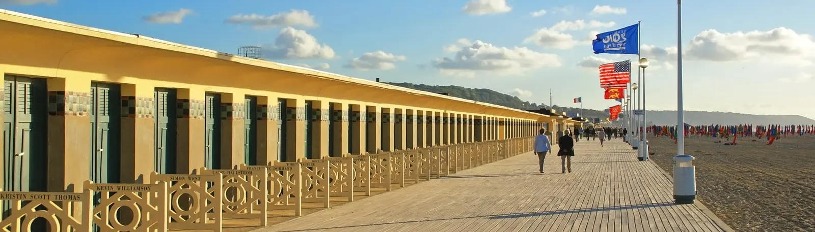 As cabines de praia no fim do passadiço de madeira