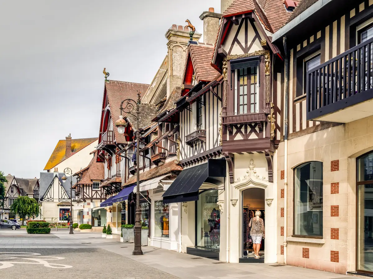 As fachadas de enxaimel das ruas comerciais de Deauville