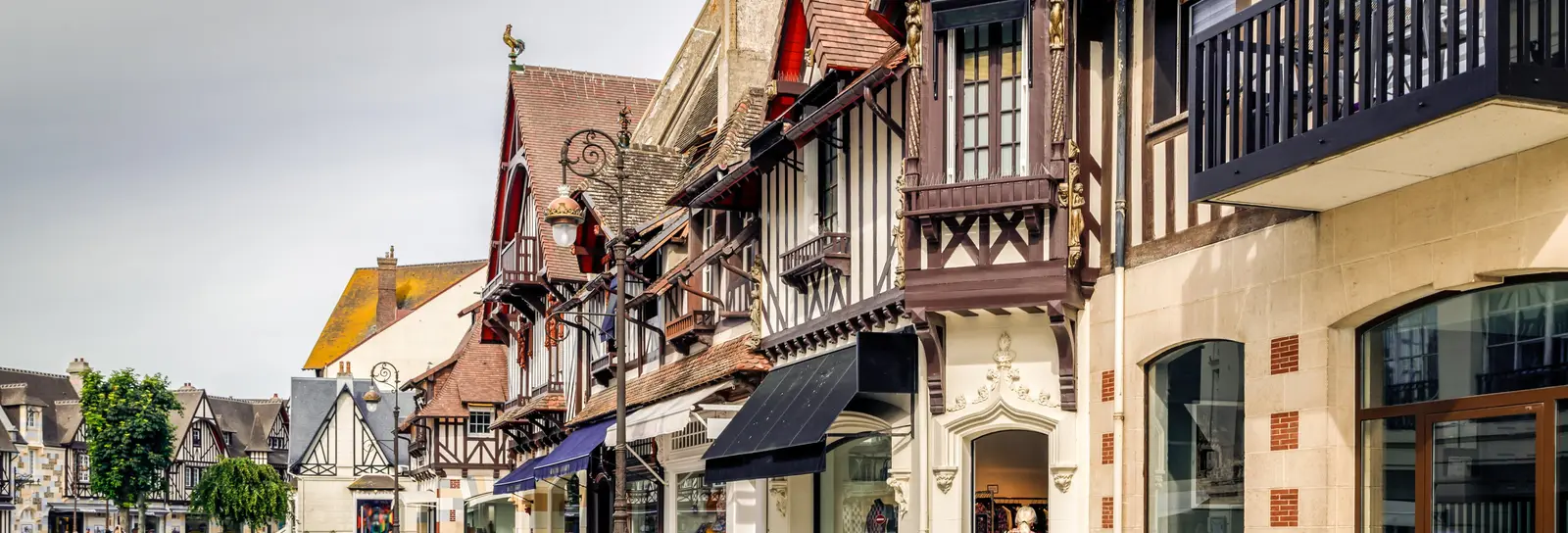 Les façades à colombages des rues commerçantes de Deauville