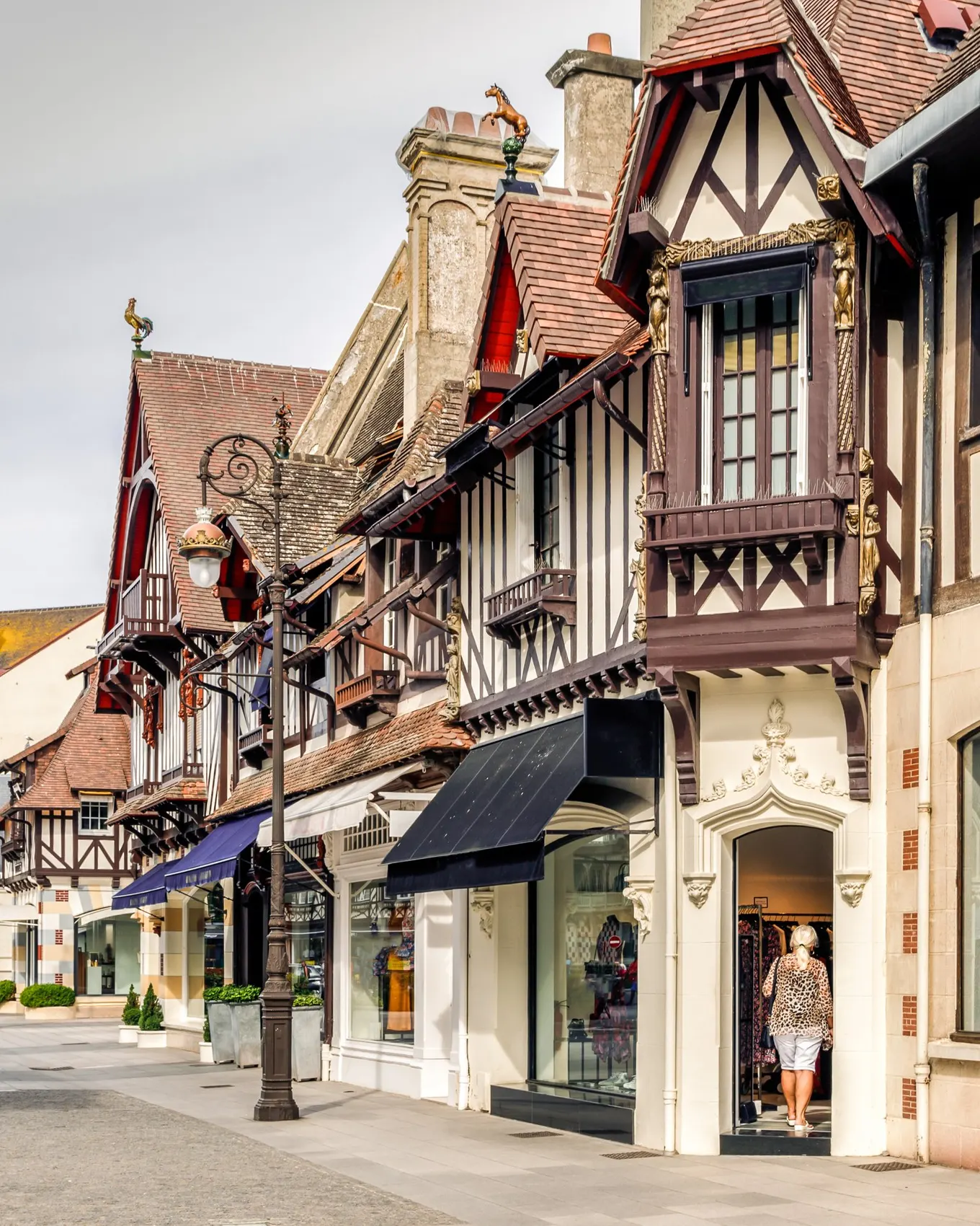 Les façades à colombages des rues commerçantes de Deauville
