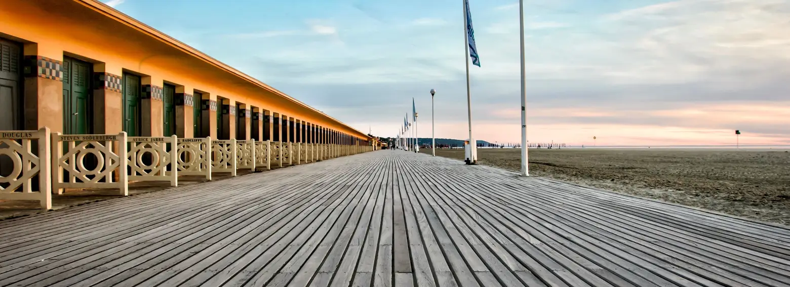 Les Planches, la promenade en bois de Deauville, et la plage à perte de vue