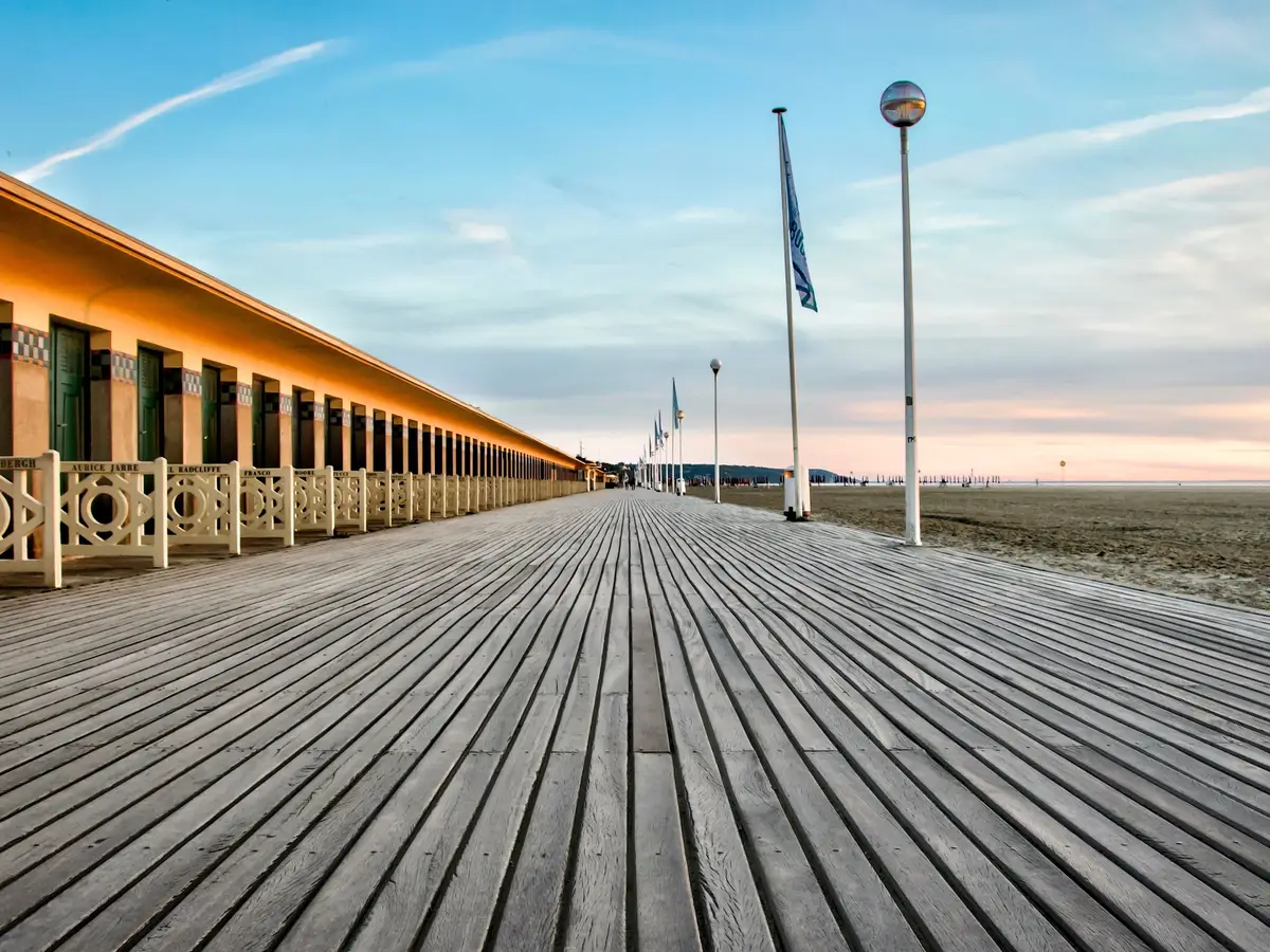 Les Planches, la promenade en bois de Deauville, et la plage à perte de vue