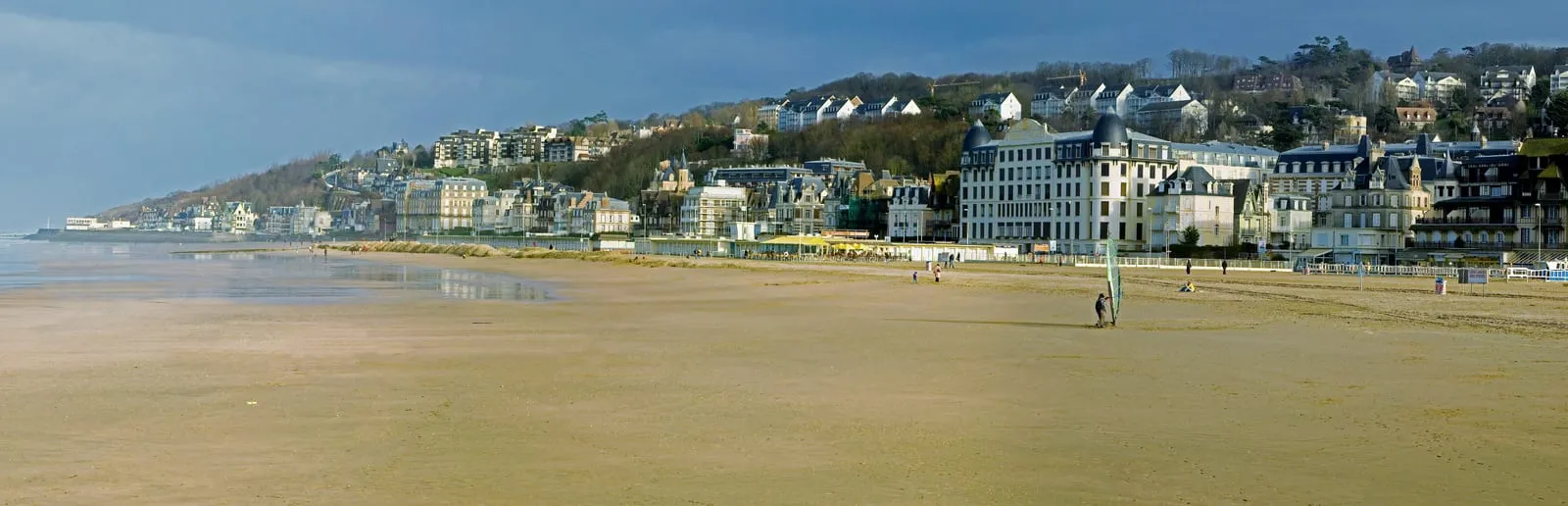 La plage à marée basse, les villas sur la colline en face