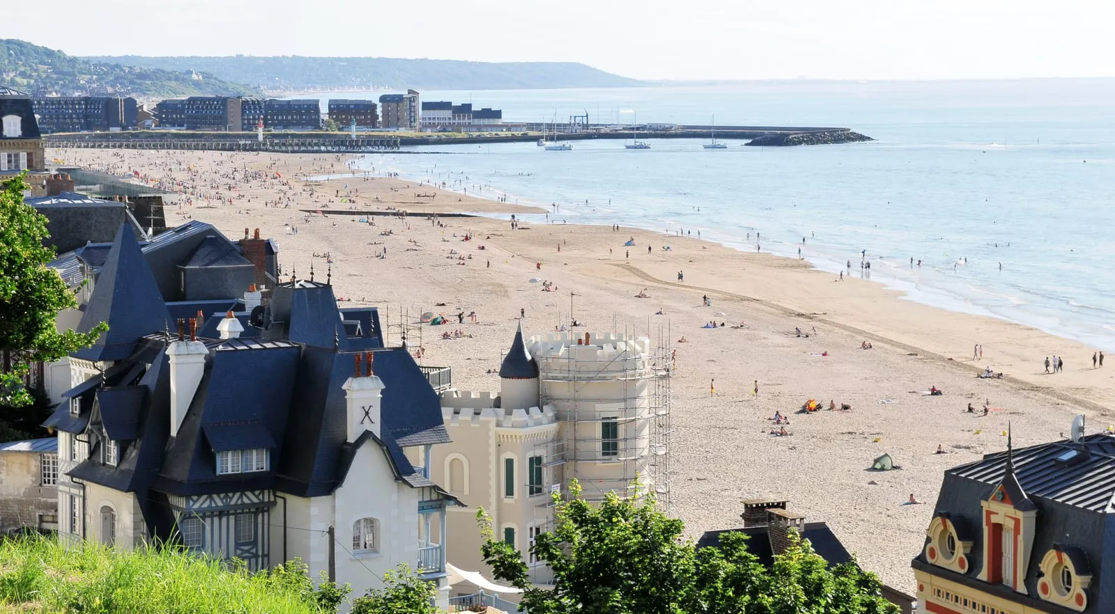 La plage vue des hauteurs, des villas à tourelles au premier plan