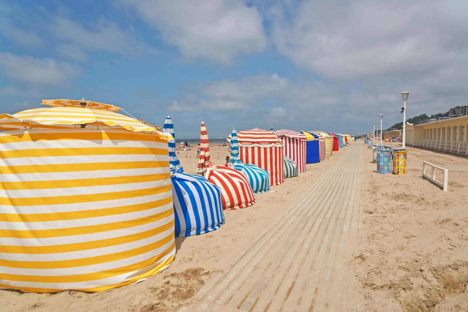 As tendas às riscas e os guarda-sóis ao longo das Planches de Deauville