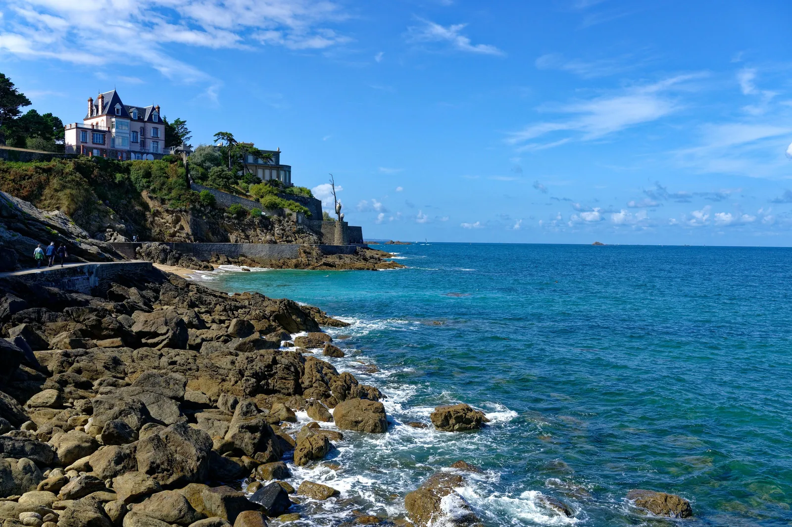O caminho de ronda de La Malouine em Dinard, entre os rochedos e o mar, sob as moradias da ponta