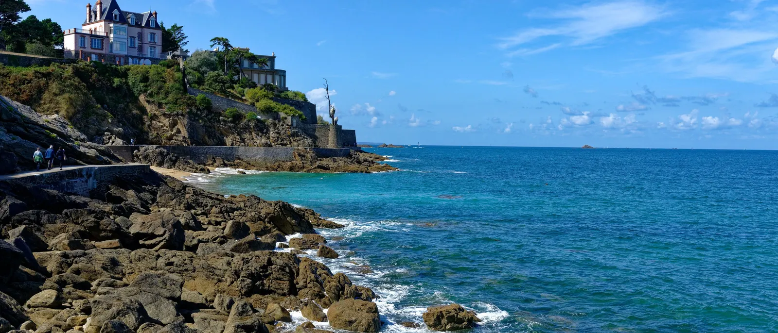The coastal path at La Malouine in Dinard, between the rocks and the sea, below the villas on the point