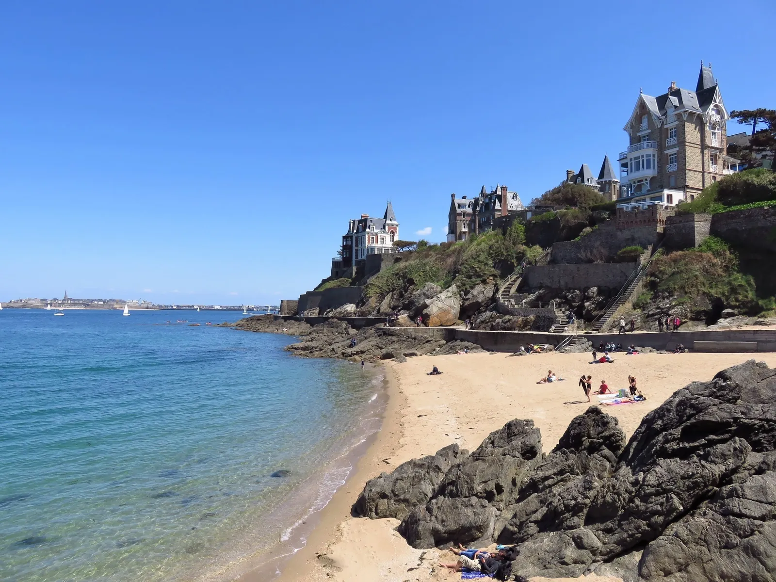 A praia de La Malouine em Dinard, os seus rochedos e as suas moradias Belle Époque na falésia