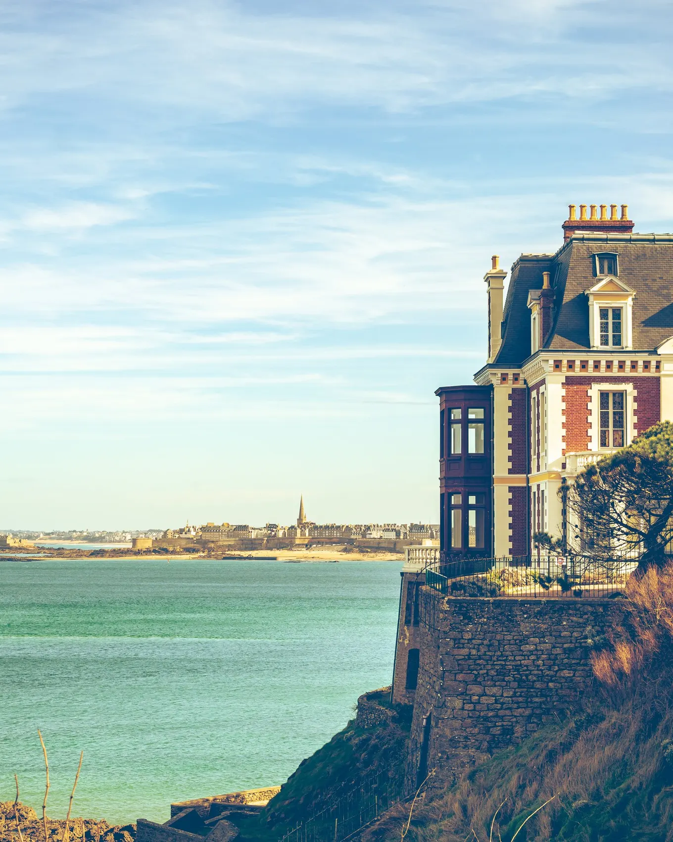 Une villa Belle Époque sur la pointe rocheuse de Dinard, face à la ville close de Saint-Malo