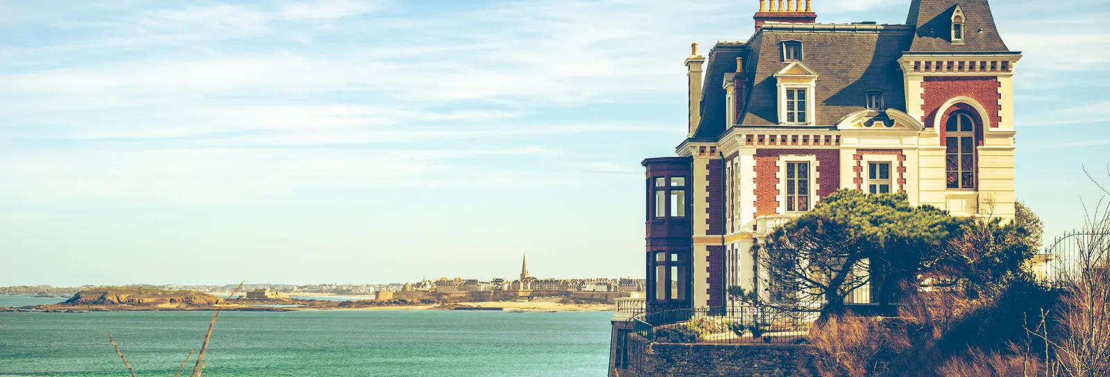 Une villa Belle Époque sur la pointe rocheuse de Dinard, face à la ville close de Saint-Malo