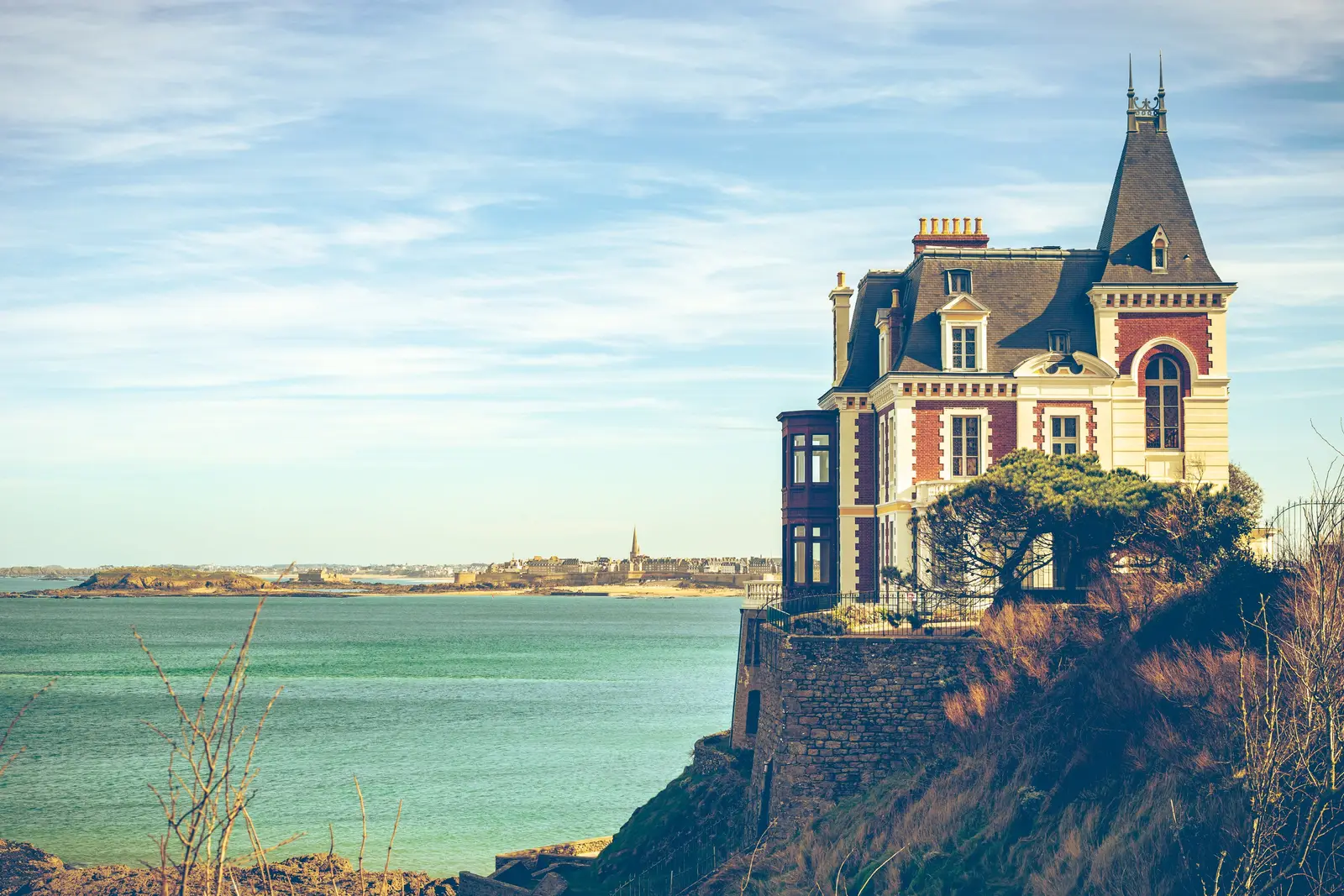 Une villa Belle Époque sur la pointe rocheuse de Dinard, face à la ville close de Saint-Malo