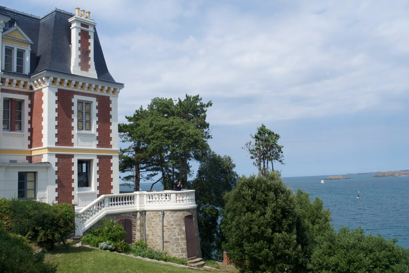 La villa Les Roches Brunes à Dinard, ses façades de brique et de pierre et son escalier ouvert sur la mer