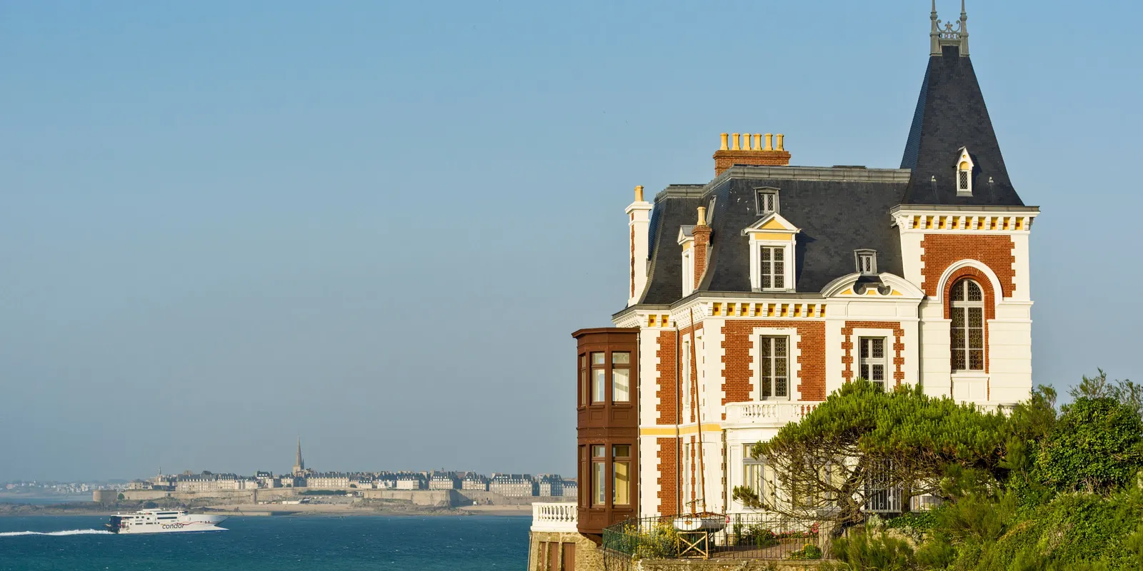 La villa Les Roches Brunes à Dinard, sa tourelle d’ardoise au-dessus de la mer, et Saint-Malo sur l’autre rive