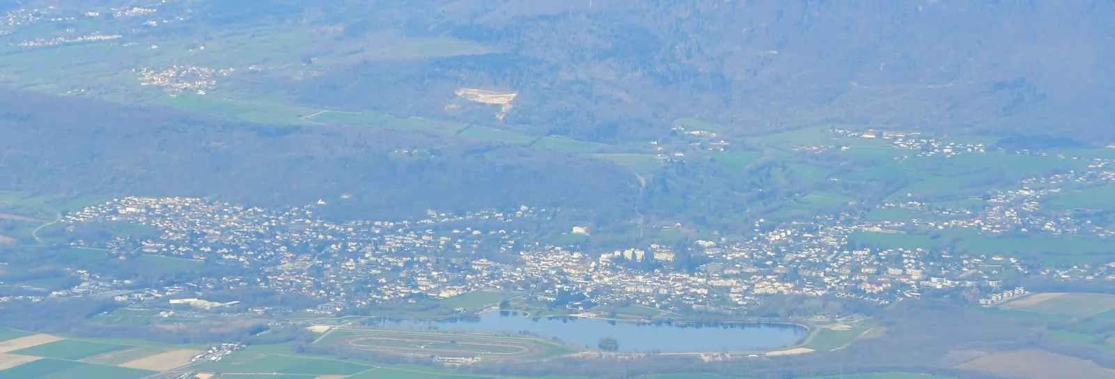 Vue aérienne de Divonne-les-Bains, son lac et le Jura voisin