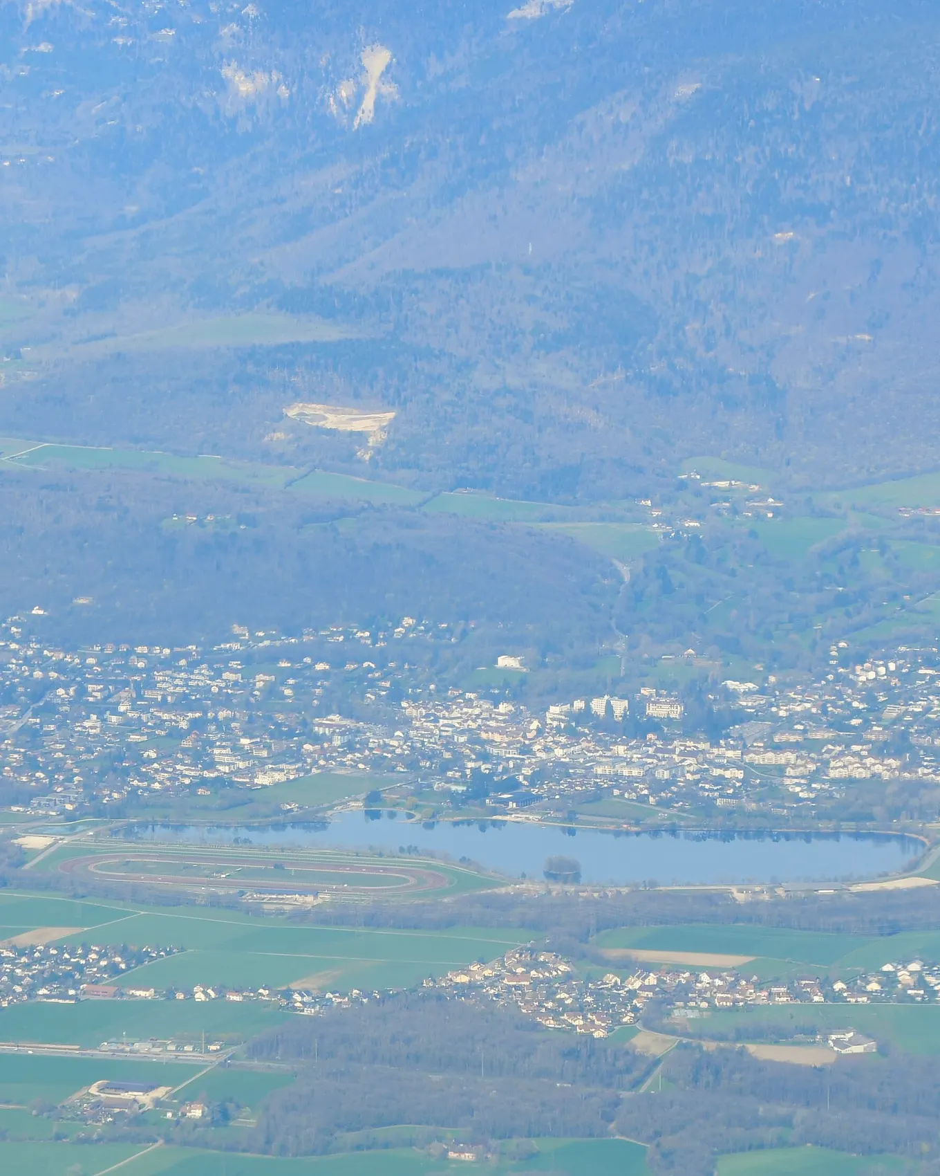 Vue aérienne de Divonne-les-Bains, son lac et le Jura voisin