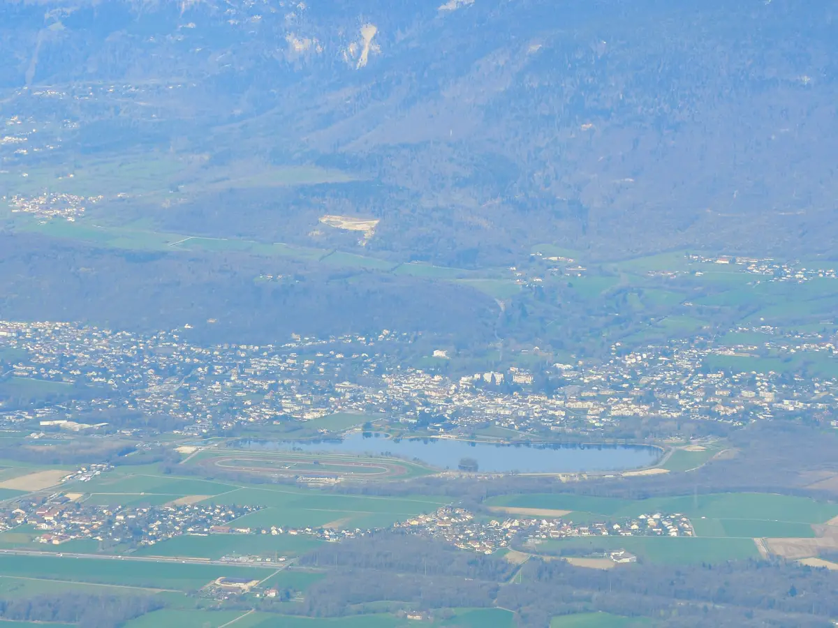 Vue aérienne de Divonne-les-Bains, son lac et le Jura voisin