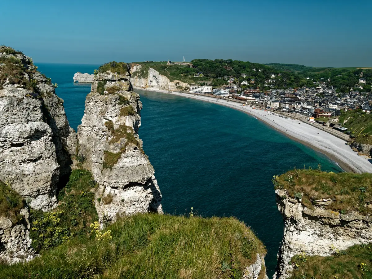 A praia de Étretat e a falésia de Aval vista do caminho das falésias
