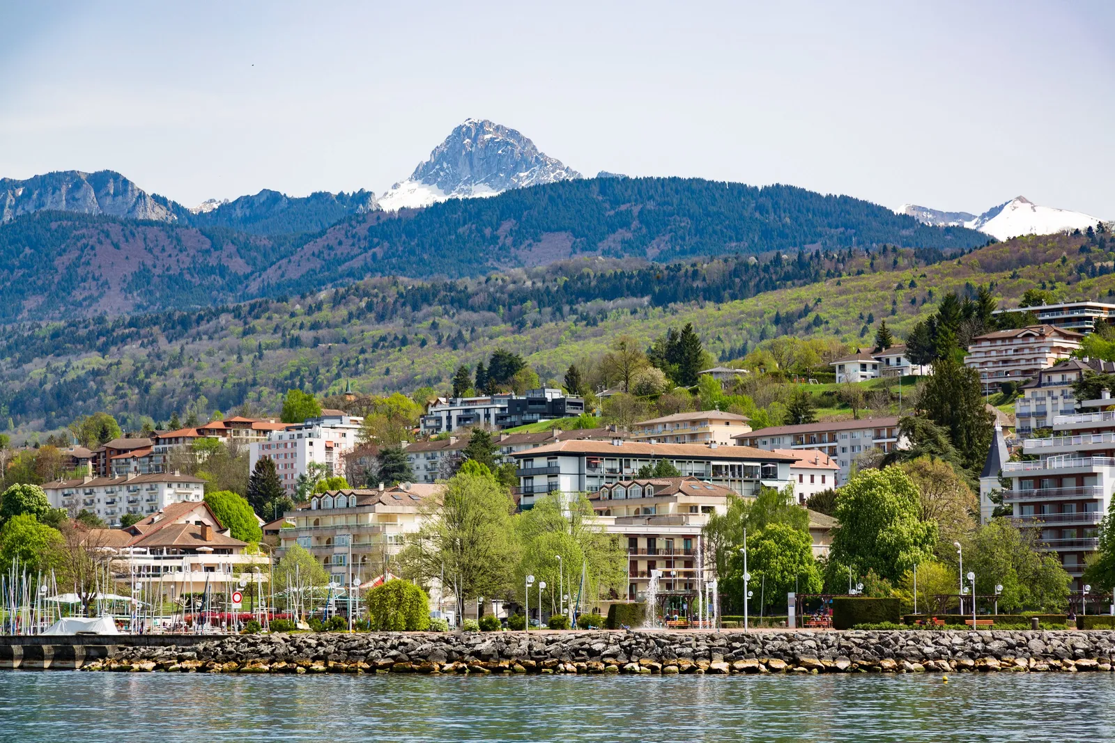 Évian-les-Bains au bord du Léman, ses immeubles étagés sur la colline et les montagnes du Chablais encore enneigées