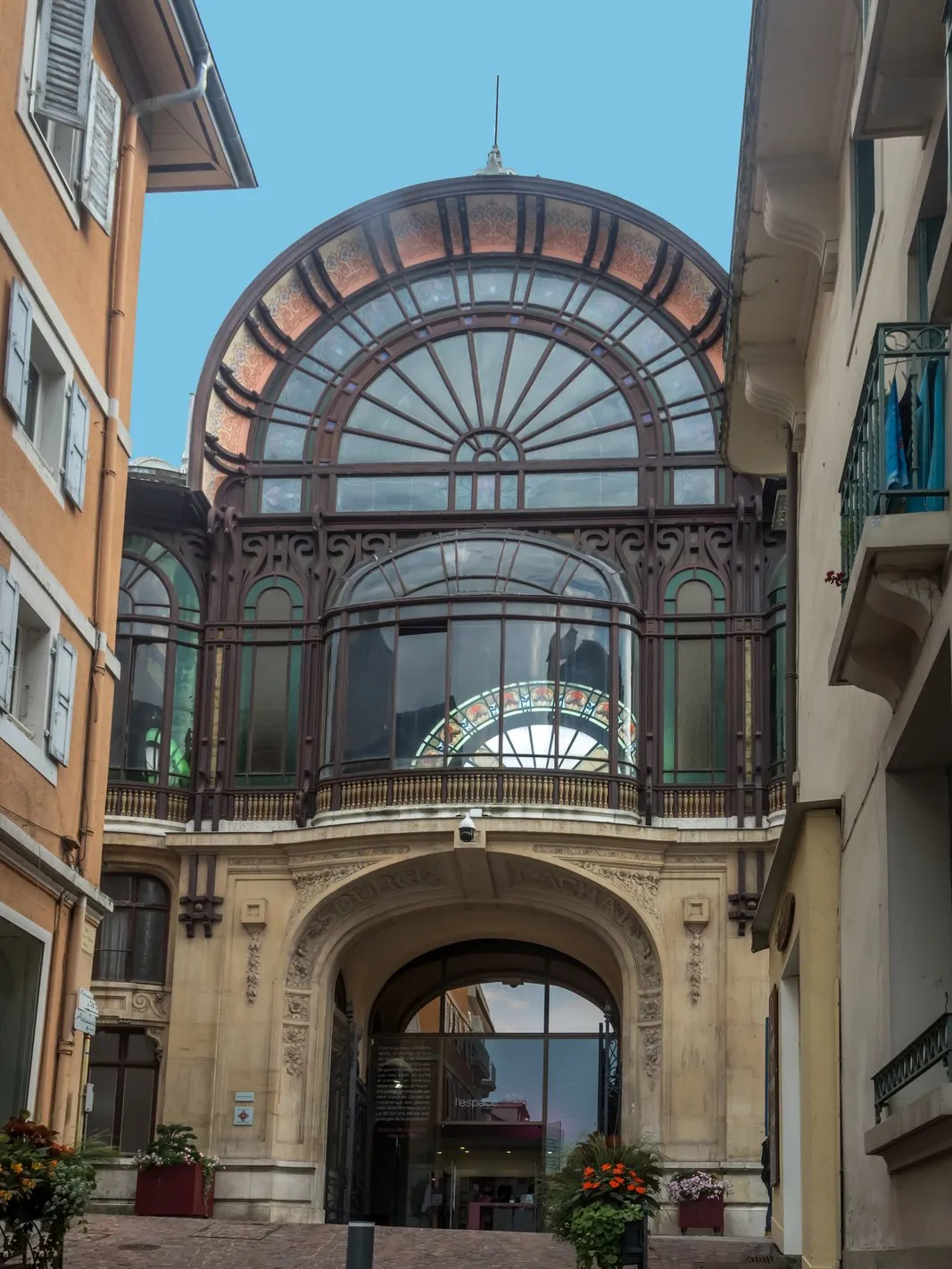 A entrada da Buvette Cachat em Évian-les-Bains, sob a sua cobertura de vidro Arte Nova em arco