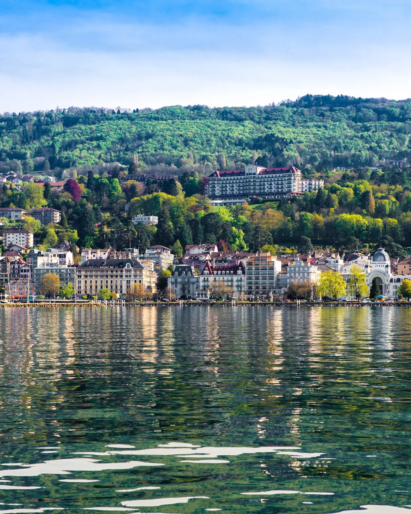 Évian-les-Bains vista do lago Léman, a sua marginal e o seu hotel de luxo na colina arborizada