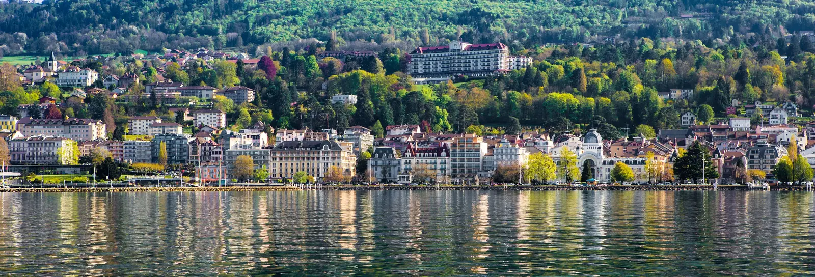 Évian-les-Bains vista do lago Léman, a sua marginal e o seu hotel de luxo na colina arborizada