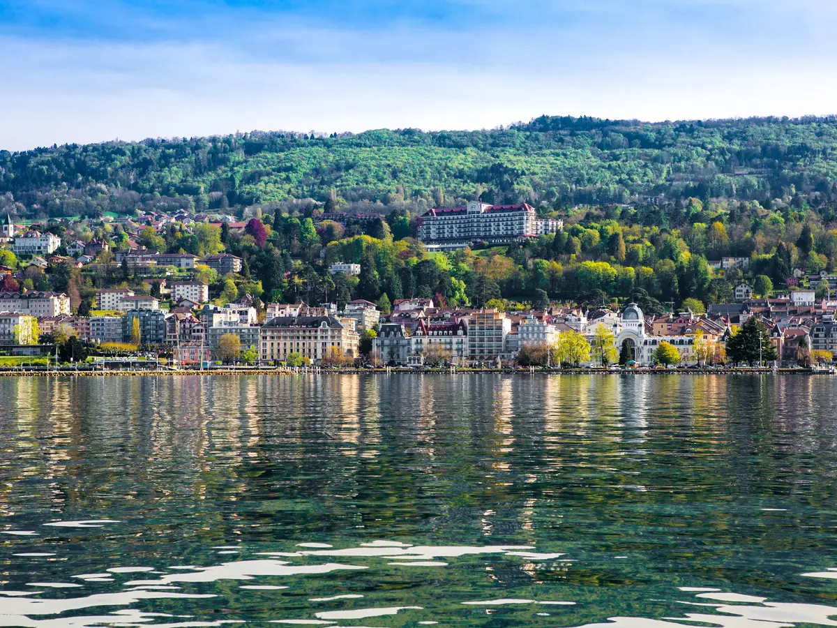 Évian-les-Bains vue du Léman, son front de lac et son palace sur la colline boisée