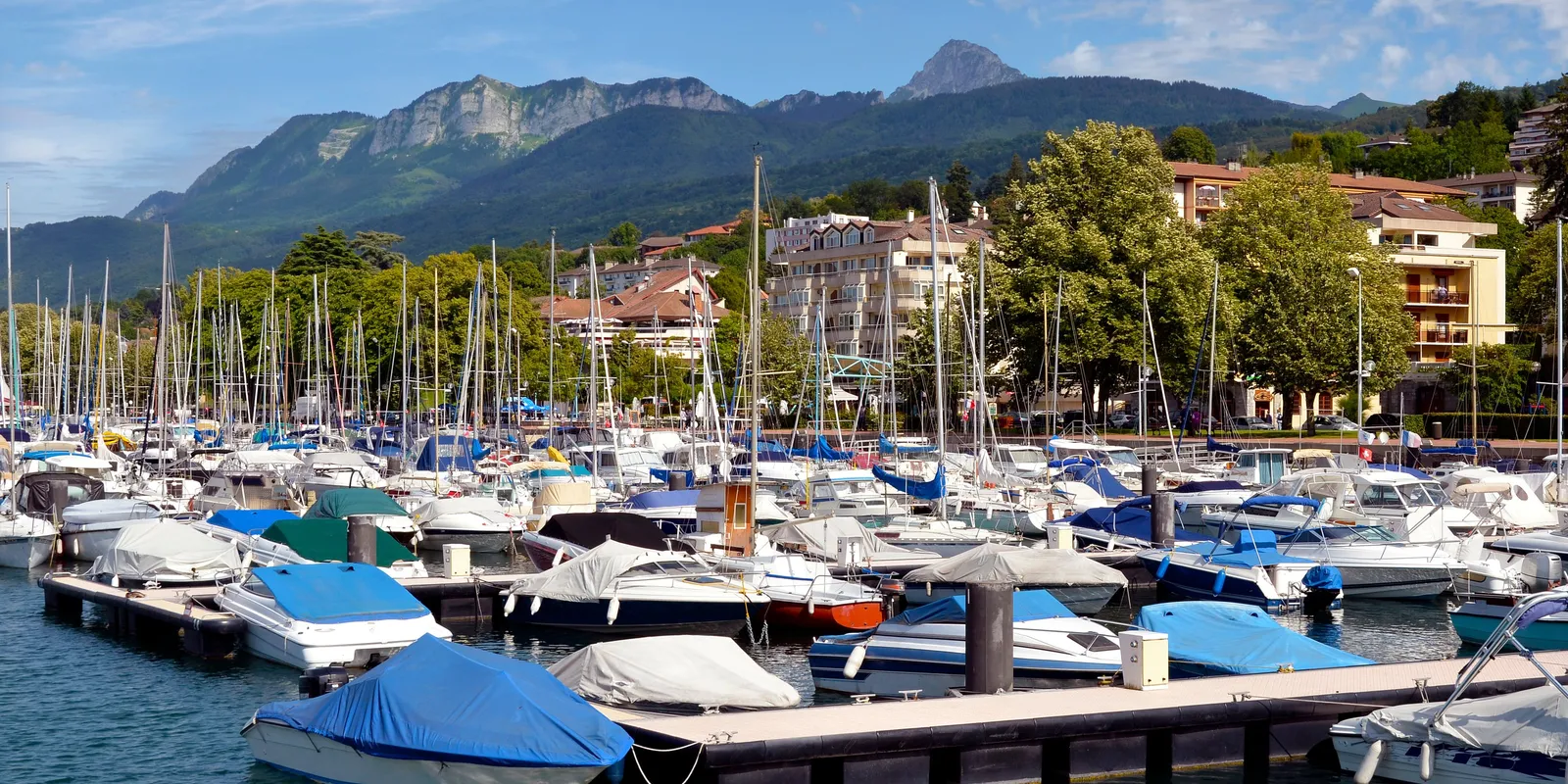 Os cais e a marina de Évian-les-Bains, frente às montanhas do Chablais