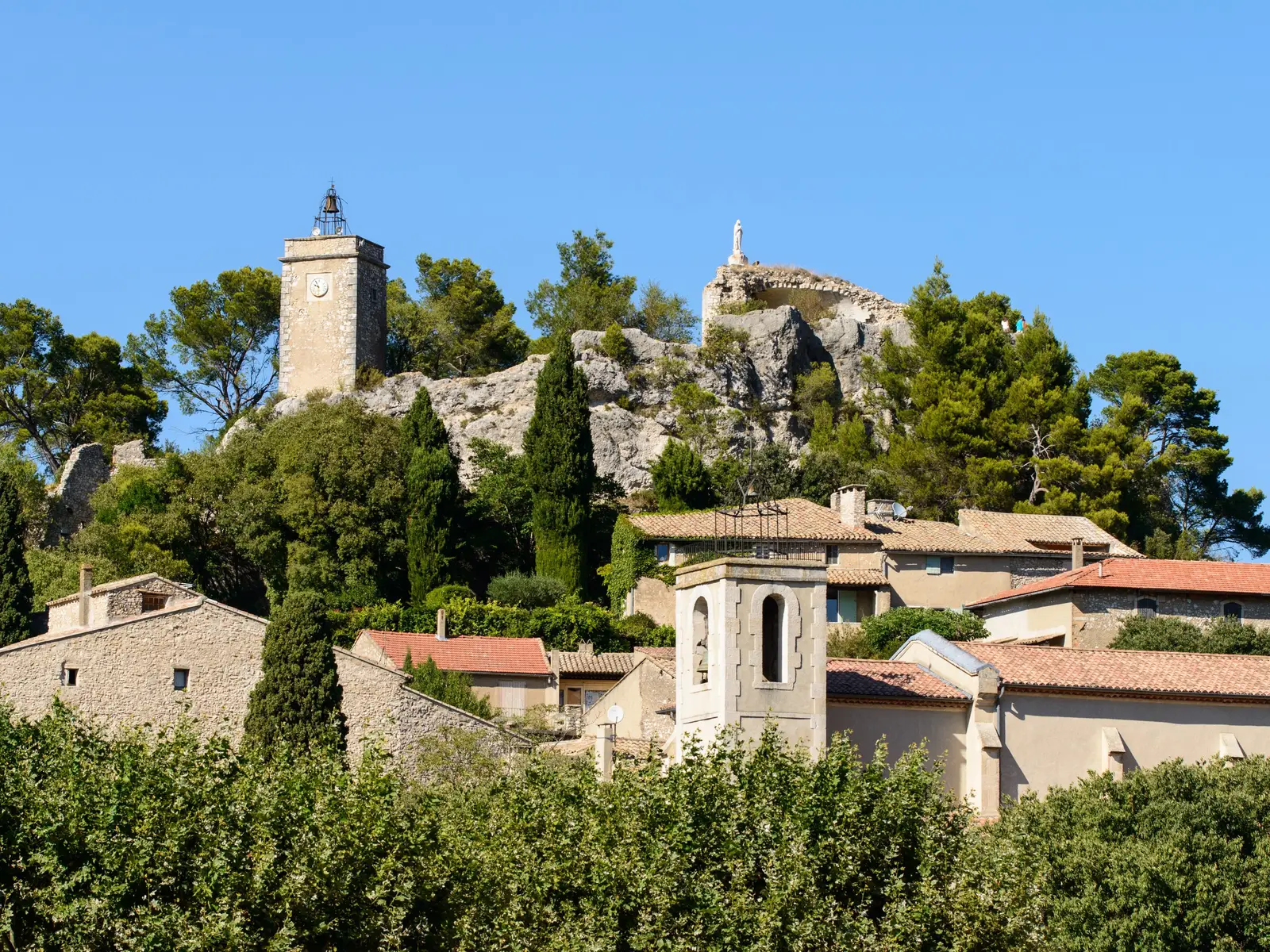 La tour de l’Horloge et les toits du village d’Eygalières sur son rocher