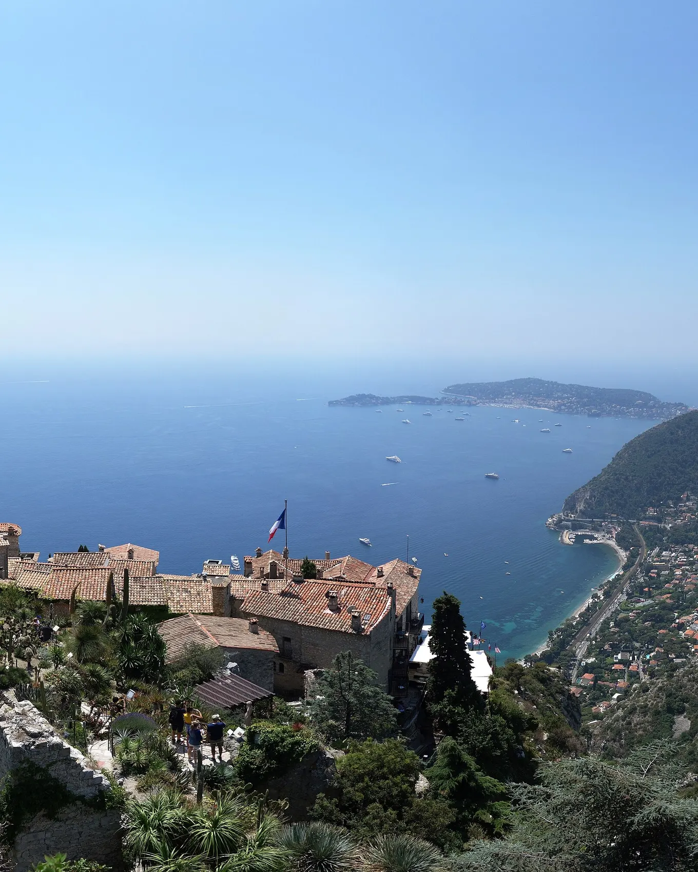 A aldeia no alto de Èze e o seu jardim exótico sobre o Mediterrâneo