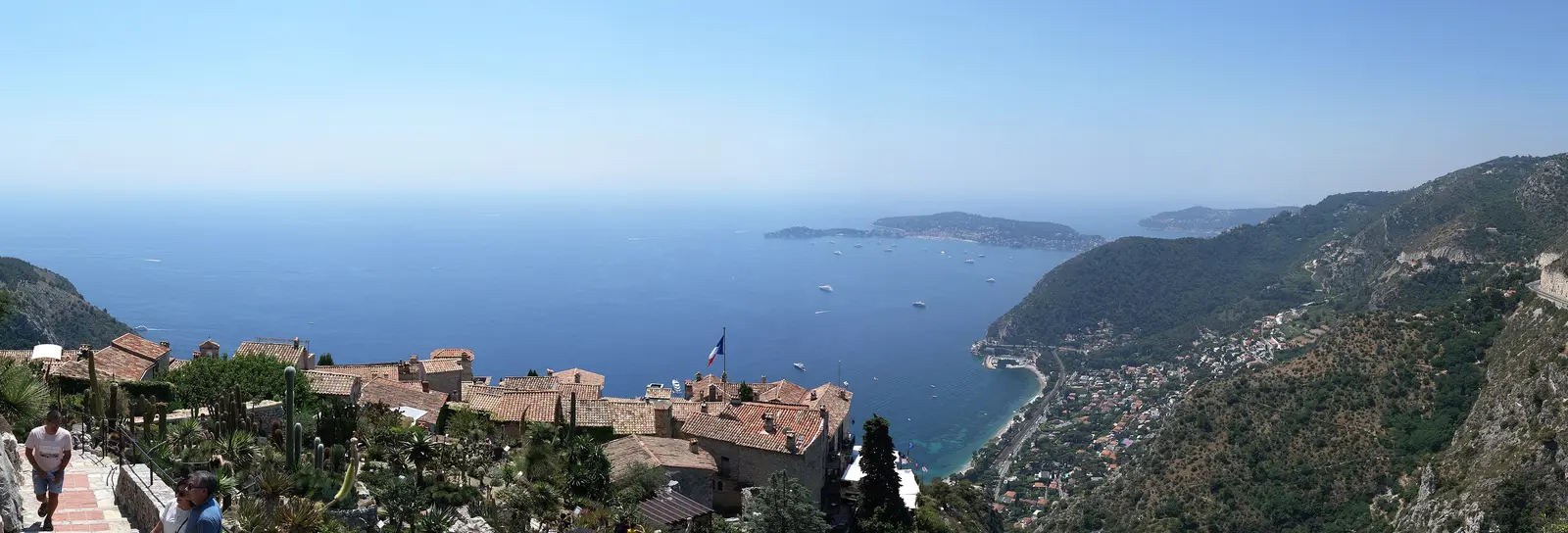 A aldeia no alto de Èze e o seu jardim exótico sobre o Mediterrâneo