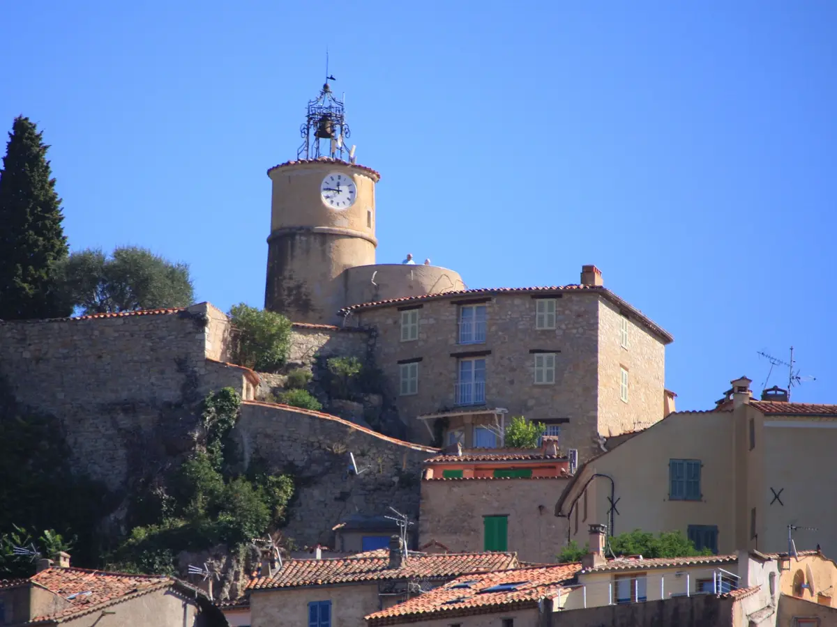 Le village perché de Fayence, sa tour de l’horloge coiffée d’un campanile en fer forgé et ses maisons de pierre
