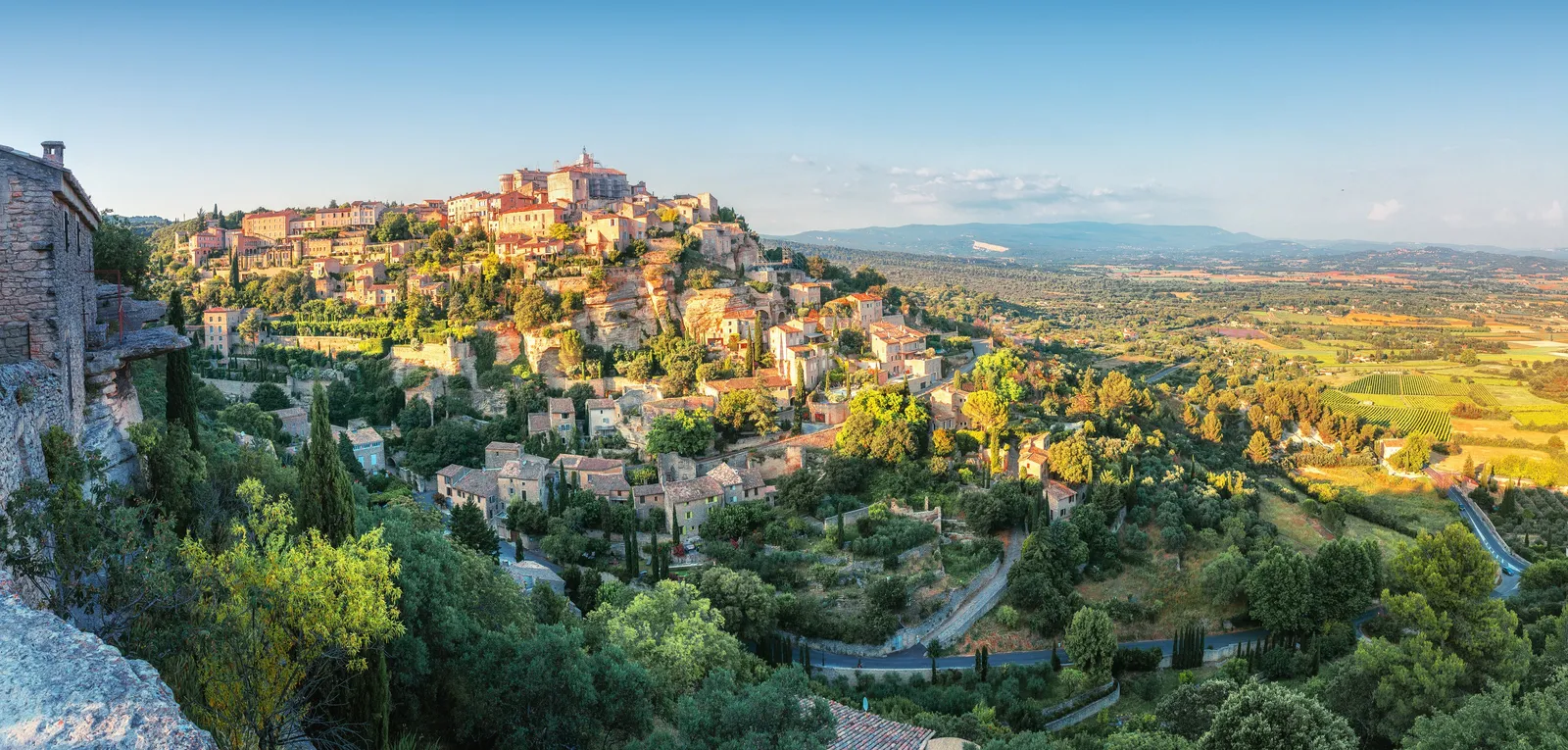 Gordes ao pôr do sol, a aldeia empoleirada na sua colina sobre o vale do Luberon
