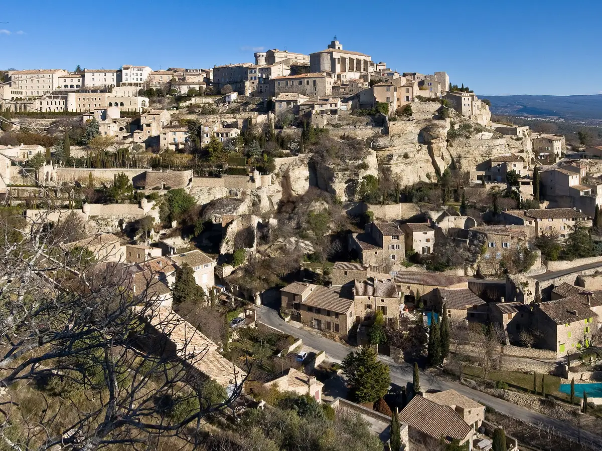 Le village perché de Gordes et son château, vu de la vallée du Luberon