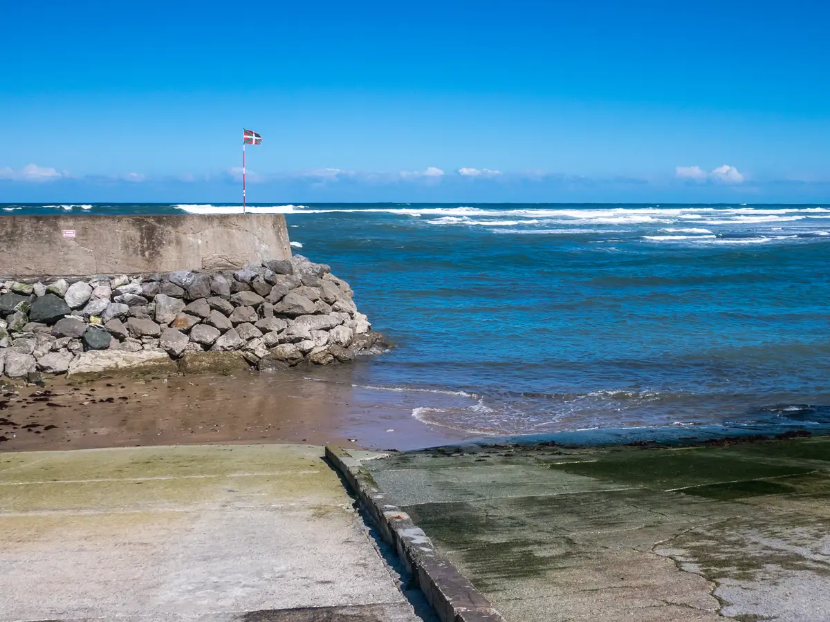 Le port de Guéthary au pied de la falaise, la plus petite station du Pays basque