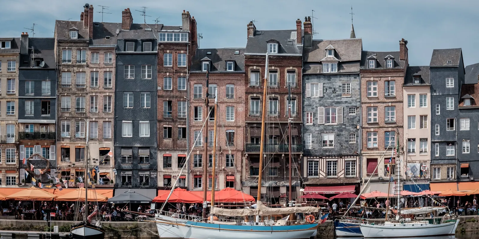 Les hautes maisons du quai Sainte-Catherine et les voiliers du Vieux Bassin de Honfleur