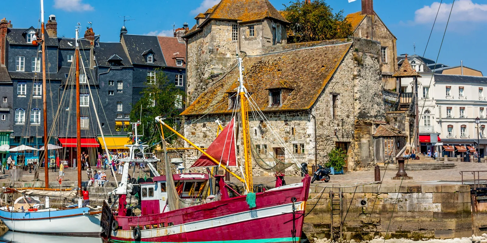 La Lieutenance et un chalutier rouge au bord du Vieux Bassin de Honfleur