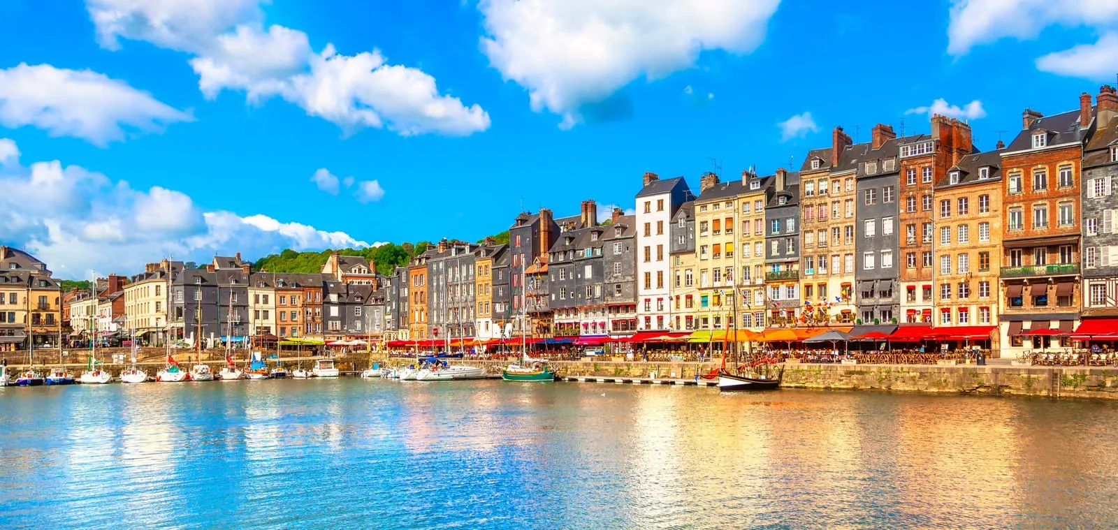 Les hautes façades du quai Sainte-Catherine au bord du Vieux Bassin de Honfleur