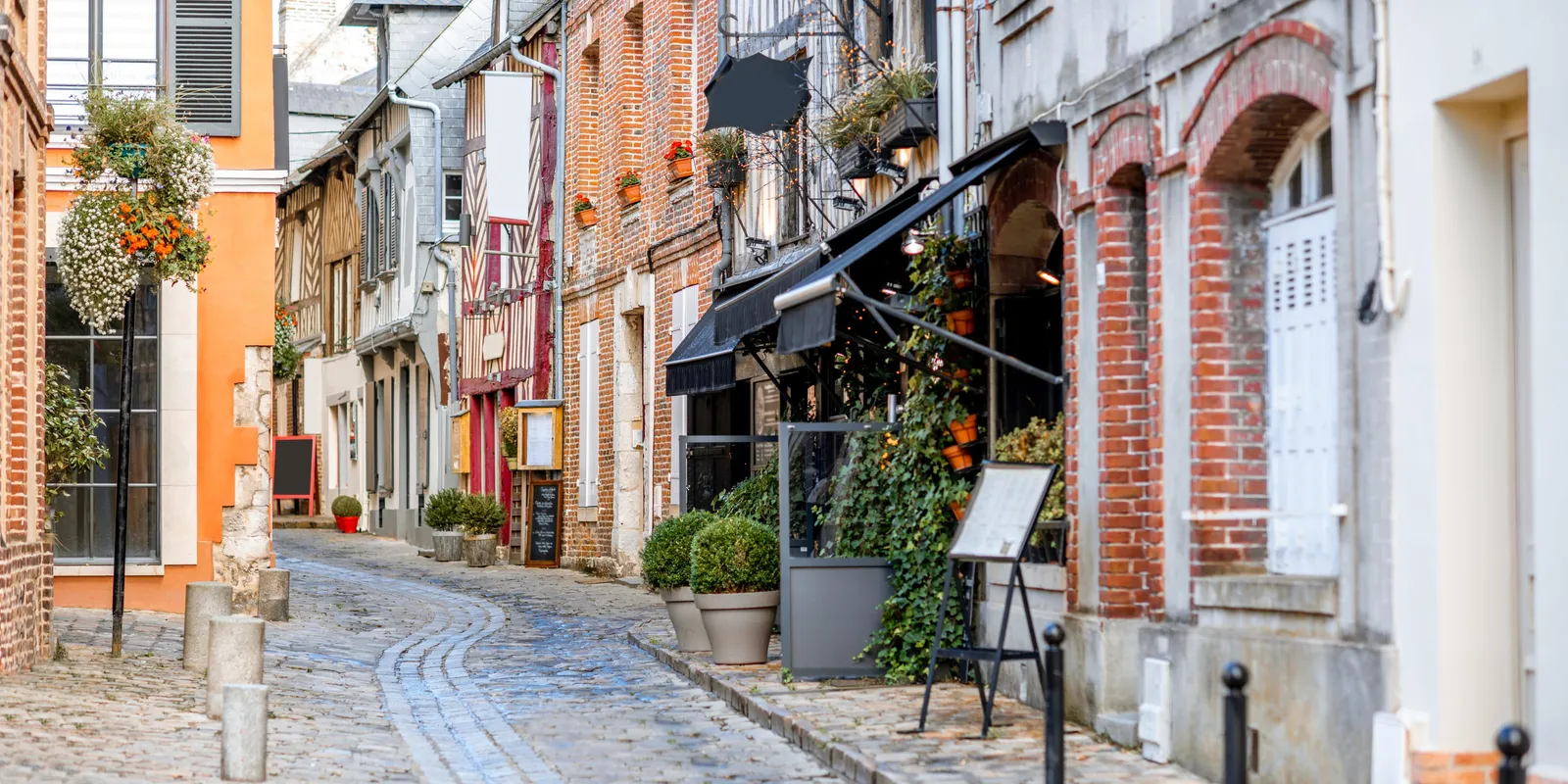 Une ruelle pavée de Honfleur, ses façades à colombages et de brique