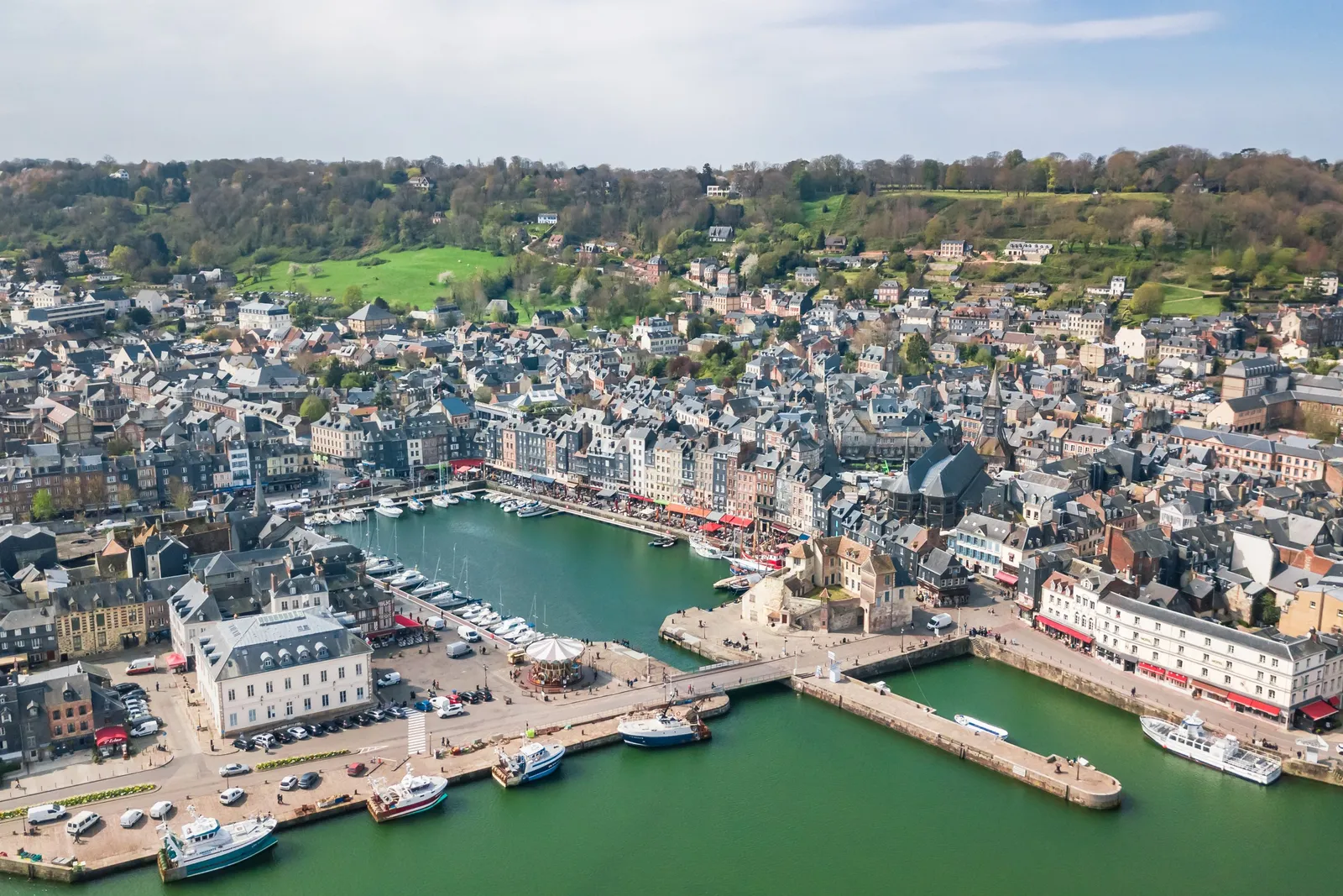 Honfleur vue du ciel : le Vieux-Bassin, l’avant-port et les toits de la vieille ville au pied de la Côte de Grâce