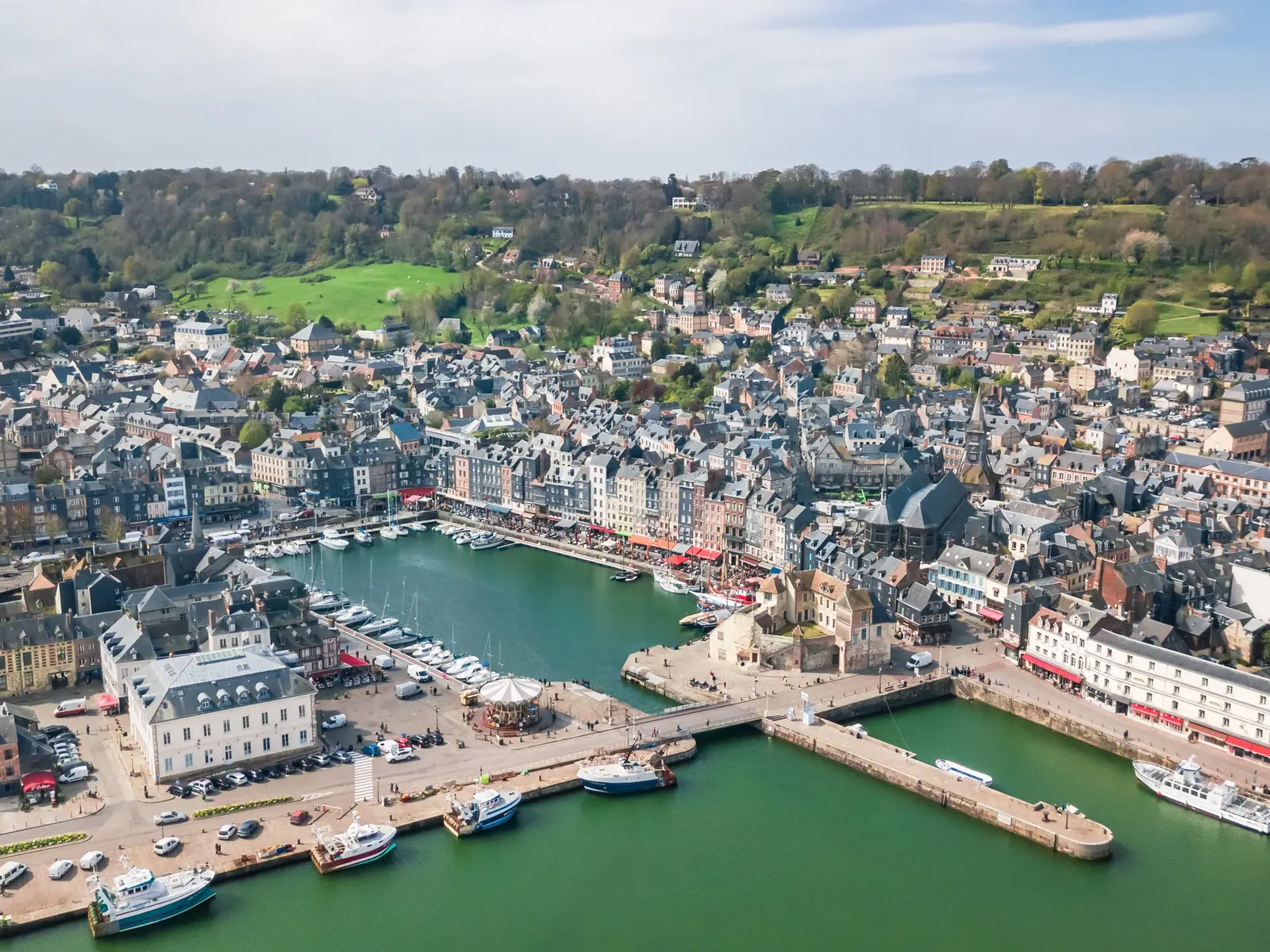 Honfleur vue du ciel : le Vieux-Bassin, l’avant-port et les toits de la vieille ville au pied de la Côte de Grâce