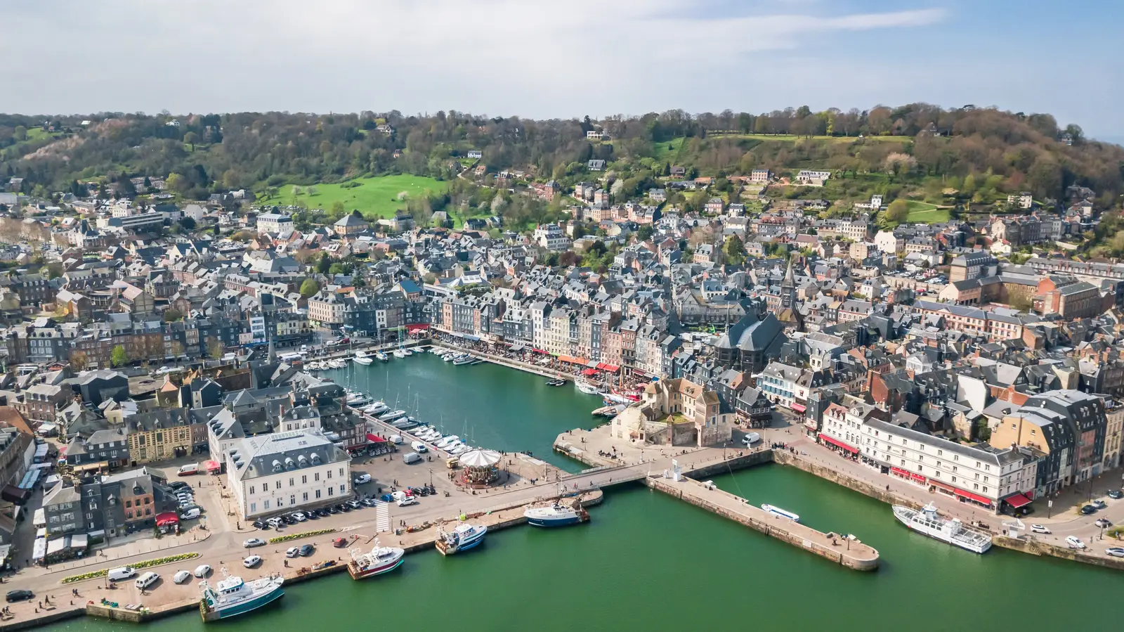 Honfleur vista do céu: o Vieux-Bassin, o anteporto e os telhados da cidade velha ao pé da Côte de Grâce