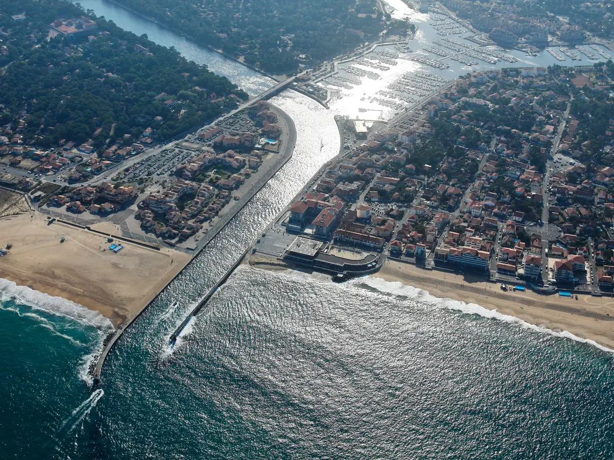 O canal de Hossegor visto do céu, do lago marinho até ao mar, entre os seus molhes e as suas praias