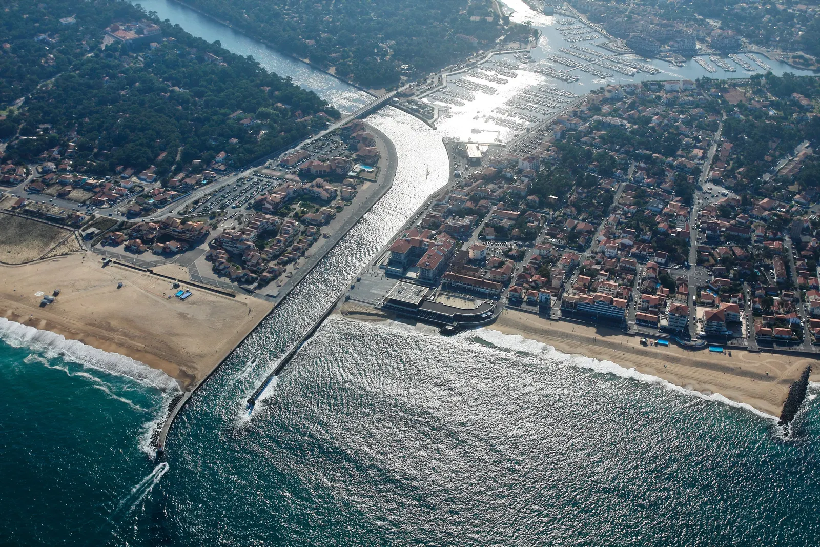 The Hossegor canal from the sky, from the saltwater lake to the sea, between its jetties and beaches